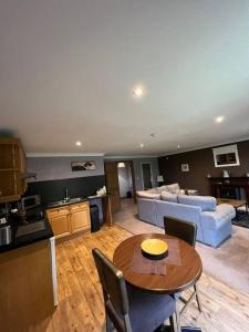 Il dispose d'une cuisine et d'un salon avec une table et un canapé. dans l'établissement Wild Oats Lodge 9, Yellowtop Country Park, à York