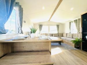 ein Wohnzimmer mit Tisch und Couch in der Unterkunft Moor Crest in Scarborough