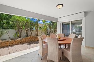 Un comedor con mesa y sillas en Washington 49-Q, en Palm-Eagle Beach