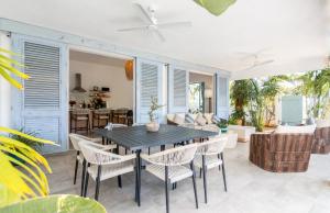 a dining room with a table and chairs at Le Mandala Moris Boutique Hotel in Grand-Baie