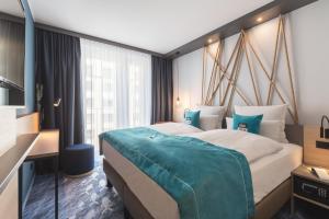 ein Hotelzimmer mit einem großen Bett und einem Fenster in der Unterkunft Holiday Inn - the niu, Yen Hamburg City by IHG in Hamburg + 79 Fotos