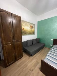- une chambre avec un lit, un canapé et un tableau dans l'établissement Camera Smeraldo, à Senigallia 11 autres photos