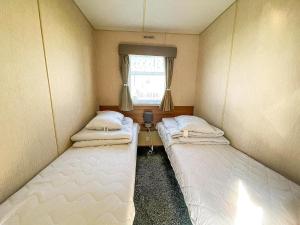 Postel nebo postele na pokoji v ubytování Superb 6 Berth Caravan With Decking At Valley Farm Holiday Park Ref 46565M + 6 fotografií