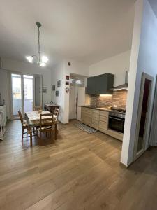 une cuisine et une salle à manger avec une table et des chaises dans l'établissement Camera Smeraldo, à Senigallia