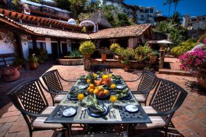 una mesa con un plato de fruta. en Villa Celeste, en Puerto Vallarta