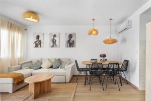 a living room with a couch and a table at Casa Dolce Vita Torrevieja in Torrevieja