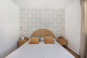 a bedroom with a bed with two pillows on it at Casa Dolce Vita Torrevieja in Torrevieja +22 photos