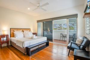 Postel nebo postele na pokoji v ubytování Aaman & Cinta Luxury Villas