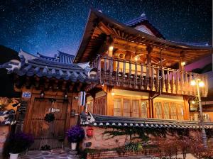 全州市Hanji Gguljam的夜晚带阳台的亚洲房屋