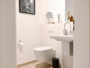 Koupelna v ubytování Lio Suite Deluxe Apartment Küche Terrasse Parken Netflix + 19 fotografií