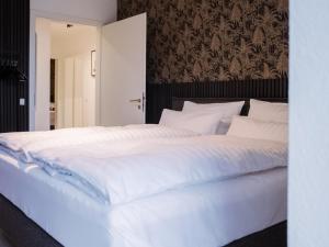 Postel nebo postele na pokoji v ubytování Lio Suite Deluxe Apartment Küche Terrasse Parken Netflix