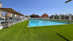 Bazén v ubytovaní Mareny Blau, primera linea de playa alebo v jeho blízkosti