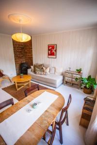 Χώρος καθιστικού στο Charming 1800s Apt w fireplace and free parking for small-medium cars