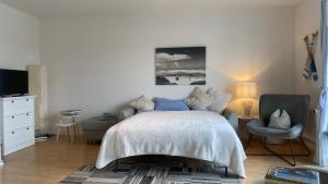 a bedroom with a bed and a chair at Simmerdeis am Hafen in Husum