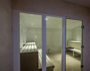 a room with glass doors and a room with a bed at Flor Da Rocha in Portimão