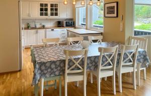 una cucina con tavolo da pranzo e sedie di Stunning Apartment In Kristiansand S a Kristiansand