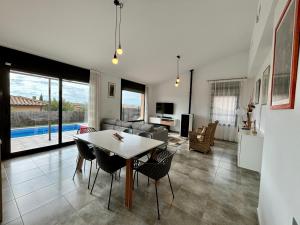 TV a/nebo společenská místnost v ubytování Villas Medes Mar - Plus Costa Brava