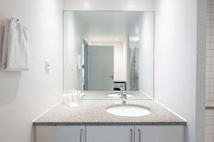 Koupelna v ubytování Stylish 3BR Apartment w Two Balconies + 39 fotografií