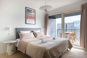 Postel nebo postele na pokoji v ubytování Stylish 3BR Apartment w Two Balconies