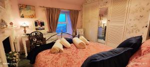 En eller flere senge i et værelse på Fantastic sea views at Century's old Alma's Cottage - Sleeps up to 8 guests