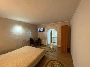 een slaapkamer met een bed en een eetkamer met een tafel bij Casa Octavia in Tulcea