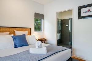 Postel nebo postele na pokoji v ubytování Aaman & Cinta Luxury Villas