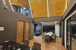 a kitchen and dining room with a table and chairs at Villa Encanto Tuta Chalet de Lujo con Chimenea y Vistas 360º in Tuta