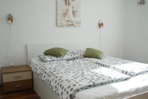 een bed met twee kussens erop in een slaapkamer bij Sunset Apartments Bohinj in Bohinj