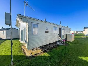 Foto dalla galleria di Homely 6 Berth Caravan For Hire By The Beach At California Cliffs Ref 50006F a Great Yarmouth