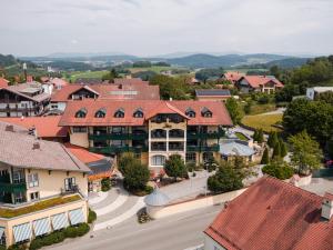 Rattenberg拉滕贝格邮政酒店的享有小镇的空中景致,设有房屋