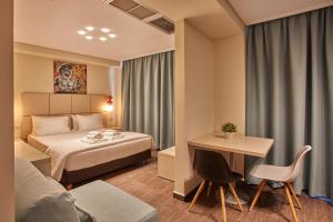 Rúm í herbergi á Athens Way Pop Art Hotel