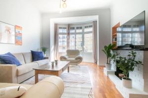 salon z kanapą i stołem w obiekcie Spacious 2-bedroom in the centre of Menton w Mentonie