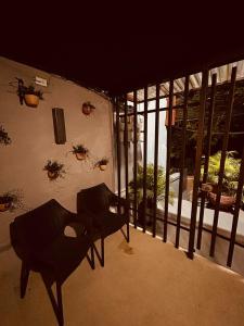 Una vista de un balcón con una mesa y sillas. en Renacer, Poblado Manila, en Medellín