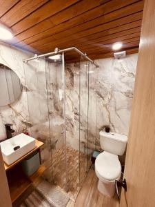 un baño con inodoro y lavabo en Renacer, Poblado Manila, en Medellín