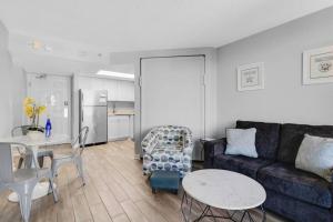Captivating Coastal Charm - Oceanview Suite! PG 504的休息区