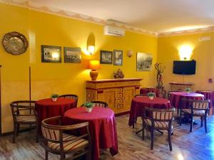 TV a/nebo společenská místnost v ubytování Hotel La Dimora