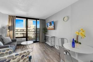 Captivating Coastal Charm - Oceanview Suite! PG 504的电视和/或娱乐中心