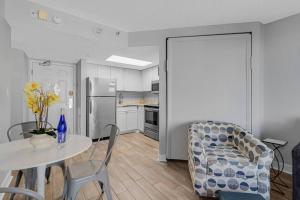 Captivating Coastal Charm - Oceanview Suite! PG 504的厨房或小厨房