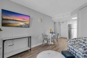 Captivating Coastal Charm - Oceanview Suite! PG 504的休息区