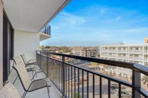 Captivating Coastal Charm - Oceanview Suite! PG 504的阳台或露台