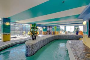 Captivating Coastal Charm - Oceanview Suite! PG 504内部或周边的泳池