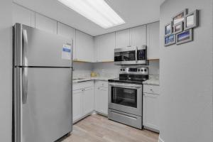 Captivating Coastal Charm - Oceanview Suite! PG 504的厨房或小厨房