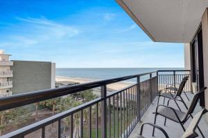 Captivating Coastal Charm - Oceanview Suite! PG 504的阳台或露台