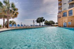 Captivating Coastal Charm - Oceanview Suite! PG 504内部或周边的泳池