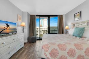 默特尔比奇Captivating Coastal Charm - Oceanview Suite! PG 504的一间带床的卧室，可欣赏海景