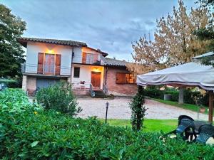 a house with a garden in front of it at Casa vacanze Bonardini in Castiglione del Lago