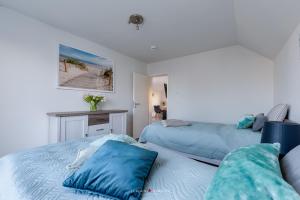 - une chambre avec 2 lits dotés d'oreillers bleus dans l'établissement Ostseeskipper, à Olpenitz 20 autres photos
