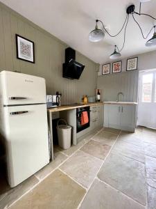 une cuisine avec un réfrigérateur blanc dans une pièce dans l'établissement TudorRose Townhouse - A New Unique Town Centre Home, à King's Lynn