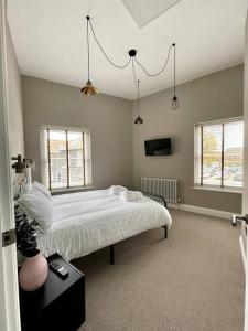 En eller flere senge i et værelse på St Nicholas Corner - A New Unique Town Centre Home