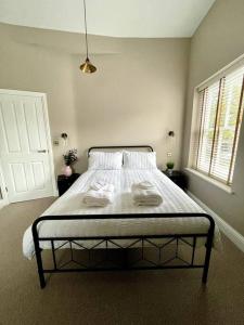 En eller flere senge i et værelse på St Nicholas Corner - A New Unique Town Centre Home